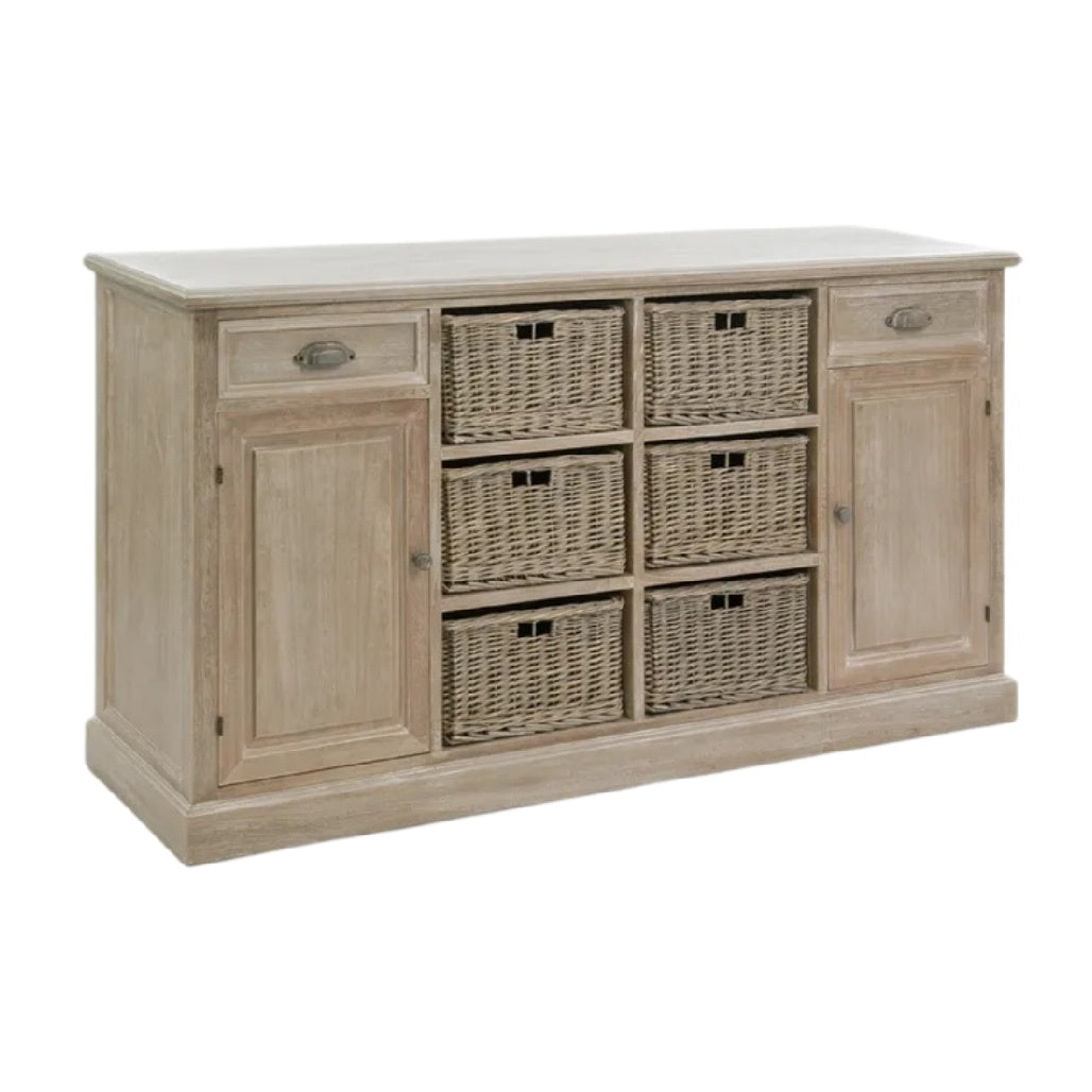 Buffet en bois clair avec paniers en osier intégrés