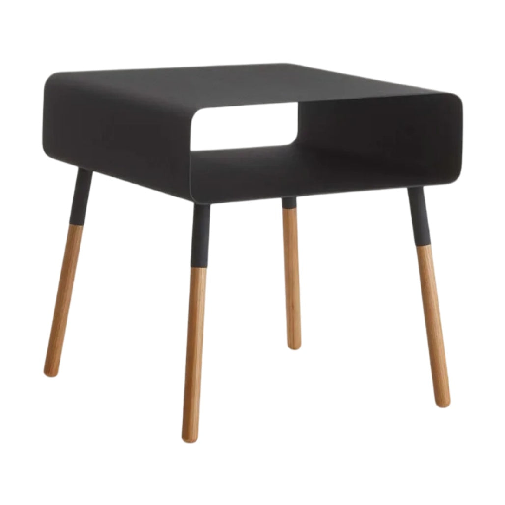 Table basse design en métal noir avec pieds en bois